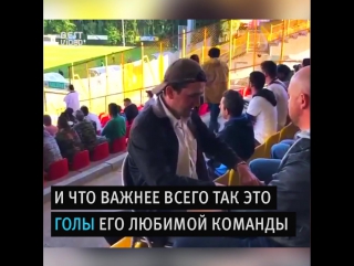Мужчина наслаждается футбольным матчем с помощью друга
