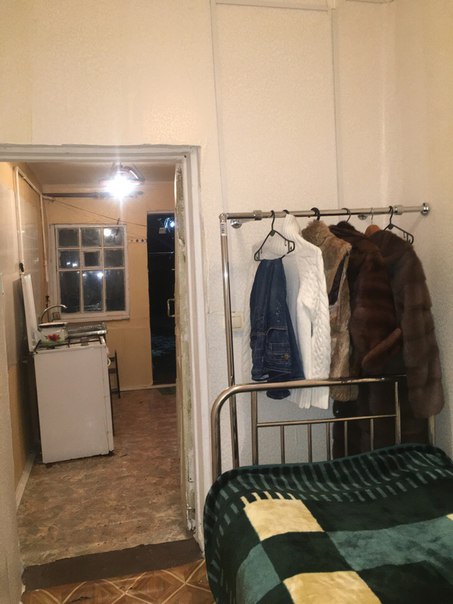 Фото: Собственник. Сдаю очень маленький, но зато очень недорогой, даже дешевле, чем комната, домик. Природа, озеро, сосны, свежайший воздух, 5 минут пешком до станции Кратово.<br>В домике новый ремонт, комната 5 метров и кухня 6 метров, газ, отопление, необходимая мебель. Душа нет, есть раковина и новый туалет на улице. <br>30 минут на электричке от м.Выхино или Авиамоторная, 40 мин.от м.Перово, 50 мин.от м.Комсомольская или м.Электрозаводская. <br>Стоимость 12 т.р. плюс свет, вода, залог.<br>Тел., вотсап: 89151230904 или в личку.