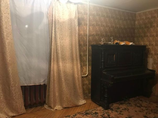 м. Перово ( 700 м.)<br>Сдаем ПРОХОДНУЮ комнату без посредника. Сдаем одной ДЕВУШКЕ за 10 000 (+ кп). Квартира 3 -х комнатная, в остальных комнатах живут 4 девушки 20-22 лет. Характеры у нас легкие, атмосфера веселая. На кухне большой телевизор , вся необходимая техника есть. Кроме нас в квартире проживает кошка. С ней вам точно не придется скучать!<br>До метро Перово шагом 7 мин - фото Фото: м. Перово ( 700 м.)<br>Сдаем ПРОХОДНУЮ комнату без посредника. Сдаем одной ДЕВУШКЕ за 10 000 (+ кп). Квартира 3 -х комнатная, в остальных комнатах живут 4 девушки 20-22 лет. Характеры у нас легкие, атмосфера веселая. На кухне большой телевизор , вся необходимая техника есть. Кроме нас в квартире проживает кошка. С ней вам точно не придется скучать!<br>До метро Перово шагом 7 мин