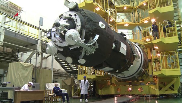 Прямо сейчас должен состояться запуск ракеты-носителя «Союз-2.1а», которая выведет на орбиту космический грузовик «Прогресс МС-08». Трансляцию старта вы сможете увидеть на нашем сайте.