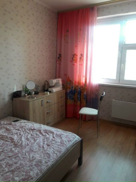 Сдается небольшая, но светлая и уютная комната в 3хкомнатной квартире по адресу Московская область, Ленинский район, дер. Дрожжино, Новое шоссе 10 корп. 2, Бутово Парк 2Б. Новый красивый район, рядом лес, озеро, пруд. 10-15 минут на автобусе от метро Бульвар Дмитрия Донского. 200 руб такси от метро Аннино. <br>В квартире проживают 2 девушки (25 и 30 лет). Ищем только 1 девушку без животных (если это не рыбки и не хомячки). Квартира просторная, с ремонтом, 2 санузла, большой коридор, 2 балкона, постирочно-кладовая комната. Наличие всей бытовой техники, включая посудомоечную машину, стиральную машину, тостер, утюг, мультиварку, кофеварку и прочее. На балконе (вход из коридора) курят, но запаха в квартире нет. Тусовок не устраиваем, гости - без фанатизма. <br>Комната сдается ПУСТОЙ. Обязательным условием является покупка мебели у прошлого жильца (можно в рассрочку), которая находится сейчас в комнате (1,5спальная кровать, тумба, рейл). За всё - 10 000 рублей. <br>Стоимость комнаты - 12 700 руб + залог 12 000 руб + счётчики и интернет на троих (обычно около 1 500 рублей) <br>Комната свободна. Заезд - хоть сегодня. Хозяйка не беспокоит, деньги на карту. На подписание договора приедет. Не агентство! - фото Фото: Сдается небольшая, но светлая и уютная комната в 3хкомнатной квартире по адресу Московская область, Ленинский район, дер. Дрожжино, Новое шоссе 10 корп. 2, Бутово Парк 2Б. Новый красивый район, рядом лес, озеро, пруд. 10-15 минут на автобусе от метро Бульвар Дмитрия Донского. 200 руб такси от метро Аннино. <br>В квартире проживают 2 девушки (25 и 30 лет). Ищем только 1 девушку без животных (если это не рыбки и не хомячки). Квартира просторная, с ремонтом, 2 санузла, большой коридор, 2 балкона, постирочно-кладовая комната. Наличие всей бытовой техники, включая посудомоечную машину, стиральную машину, тостер, утюг, мультиварку, кофеварку и прочее. На балконе (вход из коридора) курят, но запаха в квартире нет. Тусовок не устраиваем, гости - без фанатизма. <br>Комната сдается ПУСТОЙ. Обязательным условием является покупка мебели у прошлого жильца (можно в рассрочку), которая находится сейчас в комнате (1,5спальная кровать, тумба, рейл). За всё - 10 000 рублей. <br>Стоимость комнаты - 12 700 руб + залог 12 000 руб + счётчики и интернет на троих (обычно около 1 500 рублей) <br>Комната свободна. Заезд - хоть сегодня. Хозяйка не беспокоит, деньги на карту. На подписание договора приедет. Не агентство!