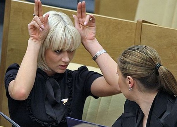 Фото: Вы читали Алису Кэрола <br>Я вам скажу, что она нервно курит сторонке в нашей СТРАННОЙ стране. <br><br>Итак - встаю утром, солнце, денек должен быть классным. <br>Радость пропадает к 11 часам, сижу в смоченной водой майке т.к. дома внимание + 39!!! ( специально думал, в офис переберусь во второй части дня, когда солнце перейдет на другую сторону...) <br><br>Охреневаю. При этом на улице прохладнее намного... <br><br>Касаюсь батареи и... ох@@@@@ ОНА ГОРЯЧАЯ. От слова притронуться нельзя. <br><br>Вашу ж мать... ну что за КРЕТИН су