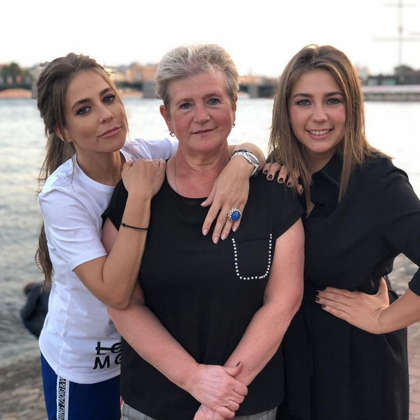 «Мама, папа и дочки»: Юлия Барановская показала своих родителей и младшую сестру