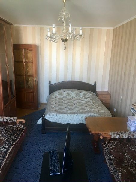 Сдам непроходную комнату в 2к. кв. На длительный срок! 6 мин. пешком м. Ясенево, 10 мин. Теплый Стан. 15/16 эт. <br>Свежий воздух, Битцевский лес, великолепный вид! Магазины, спорткомплексы, банки, круглогодичный рынок со свежими и недорогими мясом, рыбой и фруктами в шаговой доступности. <br>Квартира чистая, уютная, теплая и светлая. Есть все вплоть до кофемашины. Хозяева милые старики не беспокоят. <br>Сдам взрослой женщине/2 женщинам, не курящим, аккуратным, неконфликтным. <br>Во второй комнате - я и 15 летняя, нежная и умная кошка, которая ходит на унитаз. То любовь к кошкам в приоритете. <br>Цена 18500 плюс счетчики и интернет. <br>Заселение с 26 июня. Залог за последний месяц можно разбить.<br>Звоните по номеру 89856006373<br> Бережная - фото Фото: Сдам непроходную комнату в 2к. кв. На длительный срок! 6 мин. пешком м. Ясенево, 10 мин. Теплый Стан. 15/16 эт. <br>Свежий воздух, Битцевский лес, великолепный вид! Магазины, спорткомплексы, банки, круглогодичный рынок со свежими и недорогими мясом, рыбой и фруктами в шаговой доступности. <br>Квартира чистая, уютная, теплая и светлая. Есть все вплоть до кофемашины. Хозяева милые старики не беспокоят. <br>Сдам взрослой женщине/2 женщинам, не курящим, аккуратным, неконфликтным. <br>Во второй комнате - я и 15 летняя, нежная и умная кошка, которая ходит на унитаз. То любовь к кошкам в приоритете. <br>Цена 18500 плюс счетчики и интернет. <br>Заселение с 26 июня. Залог за последний месяц можно разбить.<br>Звоните по номеру 89856006373<br> Бережная