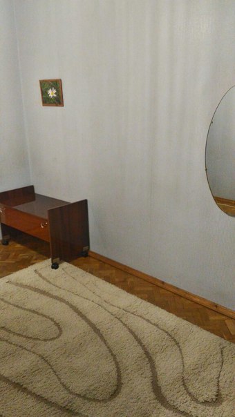 Сдается комната в 2-ух комнатной квартире. <br>Цена 12500 + залог за последний месяц(разбивается на 2 раза). Район Северное Измайлово. До метро Первомайская 10 мин на троллейбусе. Из мебели в комнате ковер, тумбочка, журнальный столик и кровать(на фото ее нет,она в соседней комнате,нужно перенести).<br>Соседи девушка 22 и парень 32.<br>Договор с собственником будет перезаключаться (на 3 человека,включая нового жильца). Рассматриваются славяне, чистоплотные, платёжеспособные (1 чел). Подробности по тел. 89779459269<br> Визняк - фото Фото: Сдается комната в 2-ух комнатной квартире. <br>Цена 12500 + залог за последний месяц(разбивается на 2 раза). Район Северное Измайлово. До метро Первомайская 10 мин на троллейбусе. Из мебели в комнате ковер, тумбочка, журнальный столик и кровать(на фото ее нет,она в соседней комнате,нужно перенести).<br>Соседи девушка 22 и парень 32.<br>Договор с собственником будет перезаключаться (на 3 человека,включая нового жильца). Рассматриваются славяне, чистоплотные, платёжеспособные (1 чел). Подробности по тел. 89779459269<br> Визняк