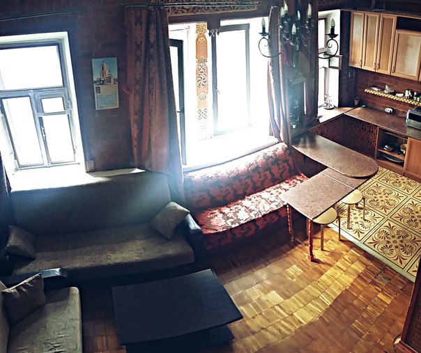 САМЫЙ ЦЕНТР<br> 14 тыс.в месяц<br>Только ДЕВОЧКАМ<br> Сдается койко-место в большой квартире (130 кв.м.)НА НОВОКУЗНЕЦКОЙ с 4х метровыми потолками.<br><br>ТОЛЬКО НА ДЛИТЕЛЬНЫЙ СРОК!<br>БЕЗ КОМИССИИ! <br><br>Мини-хостел ОТ СОБСТВЕННИКА!Квартира находится в 3х минутах от м. Новокузнецкая (м. Третьяковская), 10 минут пешком от Красной площади. В квартире имеется все необходимое: посуда, микроволновка, мультиварка, утюг, 2 холодильника, стиральная машинка, Wi-Fi, одеяла/подушки, удобные кровати, 2 санузла. В квартире всего 3 комнаты для проживания (20/25/35 кв.м), которые рассчитаны на 3/4/4 человека (итого в квартире не больше 11 девочек!) Без двух-ярусных кроватей! Есть просторная гостиная в качестве зоны отдыха с мягкими диванами. Есть ШКАФЫ для вещей! У нас комфортно, уютно, чисто и по-домашнему,хороший ремонт и приличные соседи! Девочки все работают с разными графиками, так что толкучки дома не бывает, свободного пространства полно! Борьбы за ванну нет, так как есть два сан.узла. <br><br>Рассматриваем только на длительный срок проживания! Месяц проживания: 14000руб. Залог за последнюю неделю проживания (для того,чтобы заранее предупреждали о съезде) 3000руб. (Т.е.при въезде вы платите 17т.р, далее 14т.р.в месяц . Залог возвращается,если предупредили о съезде заблаговременно (за месяц), или проживается по вашему желанию).<br><br>Ищем себе соседок адекватных, спокойных, неконфликтных и любящих порядок! <br><br>У НАС:<br>в комнатах не более 4 человек!!! (никаких 8, 10, 12 и так далее)<br>состав проживающих меняется крайне редко (вы не будете видеть каждый день новое лицо). У нас девочки живут уже ГОДАМИ!<br>только девочки-славянки!<br>все живут дружно<br>тихая ночь<br><br>Перечитайте объявление, в нем все подробно написано и фото РЕАЛЬНЫЕ! <br><br>Звоните, пишите! 8 925 439 54 22 Александра (Оперативней всего отвечаю в вотсапе!) - фото Фото: САМЫЙ ЦЕНТР<br> 14 тыс.в месяц<br>Только ДЕВОЧКАМ<br> Сдается койко-место в большой квартире (130 кв.м.)НА НОВОКУЗНЕЦКОЙ с 4х метровыми потолками.<br><br>ТОЛЬКО НА ДЛИТЕЛЬНЫЙ СРОК!<br>БЕЗ КОМИССИИ! <br><br>Мини-хостел ОТ СОБСТВЕННИКА!Квартира находится в 3х минутах от м. Новокузнецкая (м. Третьяковская), 10 минут пешком от Красной площади. В квартире имеется все необходимое: посуда, микроволновка, мультиварка, утюг, 2 холодильника, стиральная машинка, Wi-Fi, одеяла/подушки, удобные кровати, 2 санузла. В квартире всего 3 комнаты для проживания (20/25/35 кв.м), которые рассчитаны на 3/4/4 человека (итого в квартире не больше 11 девочек!) Без двух-ярусных кроватей! Есть просторная гостиная в качестве зоны отдыха с мягкими диванами. Есть ШКАФЫ для вещей! У нас комфортно, уютно, чисто и по-домашнему,хороший ремонт и приличные соседи! Девочки все работают с разными графиками, так что толкучки дома не бывает, свободного пространства полно! Борьбы за ванну нет, так как есть два сан.узла. <br><br>Рассматриваем только на длительный срок проживания! Месяц проживания: 14000руб. Залог за последнюю неделю проживания (для того,чтобы заранее предупреждали о съезде) 3000руб. (Т.е.при въезде вы платите 17т.р, далее 14т.р.в месяц . Залог возвращается,если предупредили о съезде заблаговременно (за месяц), или проживается по вашему желанию).<br><br>Ищем себе соседок адекватных, спокойных, неконфликтных и любящих порядок! <br><br>У НАС:<br>в комнатах не более 4 человек!!! (никаких 8, 10, 12 и так далее)<br>состав проживающих меняется крайне редко (вы не будете видеть каждый день новое лицо). У нас девочки живут уже ГОДАМИ!<br>только девочки-славянки!<br>все живут дружно<br>тихая ночь<br><br>Перечитайте объявление, в нем все подробно написано и фото РЕАЛЬНЫЕ! <br><br>Звоните, пишите! 8 925 439 54 22 Александра (Оперативней всего отвечаю в вотсапе!)