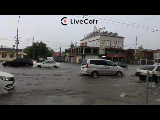 Улицы Краснодара снова ушли под воду после очередного ливня - live