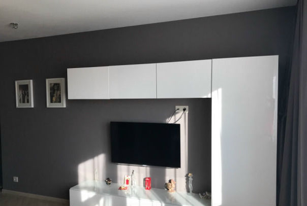 Фото: М. Молодежная <br>Молодогвардейская ул., 34 <br>Стоимость: 28.000/нет залога <br>Звонить: 8-926-389-86-42 <br> <br>Сдам однокомнатную квартиру , на срок от полу года. Квартира в новом монолитно-кирпичном доме , дизайнерский ремонт, ранее проживал собственник .Имеется вся необходимая мебель для проживания, холодильник, стиральная машина, телевизор, электрочайник, посудомойка, варочная панель и духовка. Включена вся мебель, это и раскладной диван, кровать, встроенные шкафы, вместимая стенка.Заезжай и живи Просторный застекленная лоджия Во дворе автостоянка. Рядом с домом автобусная остановка с хорошо налаженным транспортом. В шаговой доступности магазины, школа, больница, поликлиника, лыжный стадион, детский городок, ТЦ Кунцево Плаза, городской парк, Гребной канал.Коммунальные оплаты включены. Подведён интернет. Есть домофон и грузовой лифт