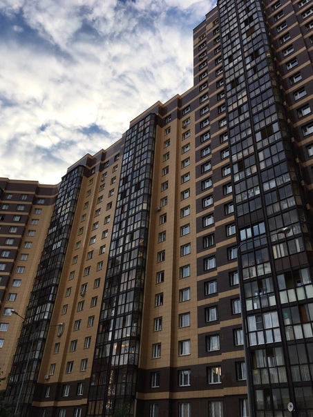 Фото: Реутов, Юбилейный проспект, 78 <br>Это метро Новокосино 20 минут пешком либо 5 минут на маршрутке, остановка рядом с домом) дом новый 2014 года, подъезд, двор чистые)<br><br>Квартира БЕЗ МЕБЕЛИ, есть <br>ТОЛЬКО КУХ ГАРНИТУР С ПЛИТОЙ И УГОЛОК<br>СТИРАЛЬНОЙ МАШИНЫ ХОЛОДИЛЬНИКА И ДИВАНА НЕТ<br><br>ванна туалет раздельные, все в бежевой плитке)цена 25 тысяч плюс ку по счетчикам <br>Залог 25 тысяч, можно на 2 месяца разбить