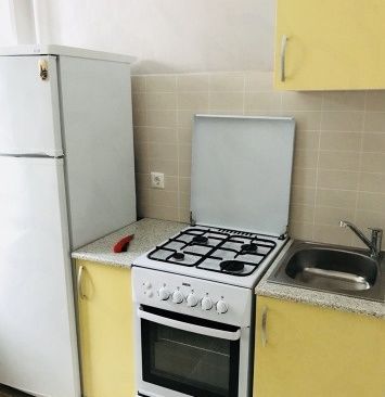 Сдам на длительный срок двухкомнатную квартиру в кирпичном доме у метро Волжская (5 мин пешком или 600 метров), ул Малышева 19. Квартира сдается впервые и после капитального ремонта (поменяны электрика, все трубы, сантехника). Раздельный сан.узел, застекленный балкон, есть вся техника (телефон, холодильник, газовые плита и духовка, стиральная машина, телевизор). Из мебели: встроенные шкафы, двуспальная кровать, диван, кресла, стол со стульями. Квартира светлая и уютная! Рядом парк и Люблинские пруды, школа Фридмана, Дом творчества детей и молодежи, внутри квартала продуктовые магазины (Пятерочка, Дикси и Магнит), отделение Сбербанка и аптека. <br>СДАМ за 33.000 <br>Звонить 8-926-493-52-39 - фото Фото: Сдам на длительный срок двухкомнатную квартиру в кирпичном доме у метро Волжская (5 мин пешком или 600 метров), ул Малышева 19. Квартира сдается впервые и после капитального ремонта (поменяны электрика, все трубы, сантехника). Раздельный сан.узел, застекленный балкон, есть вся техника (телефон, холодильник, газовые плита и духовка, стиральная машина, телевизор). Из мебели: встроенные шкафы, двуспальная кровать, диван, кресла, стол со стульями. Квартира светлая и уютная! Рядом парк и Люблинские пруды, школа Фридмана, Дом творчества детей и молодежи, внутри квартала продуктовые магазины (Пятерочка, Дикси и Магнит), отделение Сбербанка и аптека. <br>СДАМ за 33.000 <br>Звонить 8-926-493-52-39