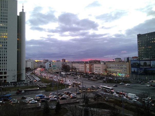 Фото: Ищу адекватного и аккуратного парня на свое место, я съезжаю, вы заезжаете. Возраст предпочтителен от 22 до 27, плюс минус. Место в проходной комнате на диване, можно разложить, если нужно. Всего в квартире живет трое парней, один в изолированной комнате и двое в зале. Ремонт из теплых ламповых 2000-х. <br><br>Метро у подъезда, станция Преображенская площадь, красивый вид на площадь из кухонного окна, магазины