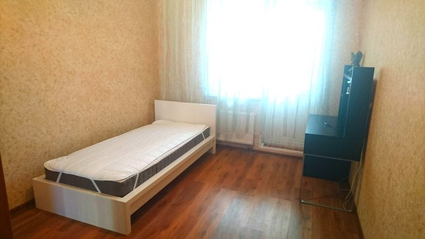 Сдам изолированную комнату 13 кв.м без подселения в двухкомнатную квартиру для девушки<br> славянской внешности. Может жить как одна, так и вдвоём с подругой. <br>Плата за комнату 18000 рублей сюда включена коммуналка, дополнительных плат нет.<br> Из комнаты есть выход на собственную застекленную лоджию.<br> Квартира просторная (толкаться не будем). В соседней комнате проживают работающие девушки.<br> Ищем платежеспособных, чистоплотных, порядочных девушек. Квартира в новом 45 этажном доме<br> с муниципальным ремонтом,две лоджии, раздельный санузел, огромная кухня. Есть холодильник,<br> стиралка, микроволновка, все что нужно в быту. В пешей (900 метров) доступности<br> станция Бирюлево-пассажирское - 23 минуты и вы на Павелецком вокзале (в центре).<br> Ближайшее метро Царицыно ( на автобусе 15 минут).<br> Рядом магазины, базар, фитнес клуб 5 минут. - фото Фото: Сдам изолированную комнату 13 кв.м без подселения в двухкомнатную квартиру для девушки<br> славянской внешности. Может жить как одна, так и вдвоём с подругой. <br>Плата за комнату 18000 рублей сюда включена коммуналка, дополнительных плат нет.<br> Из комнаты есть выход на собственную застекленную лоджию.<br> Квартира просторная (толкаться не будем). В соседней комнате проживают работающие девушки.<br> Ищем платежеспособных, чистоплотных, порядочных девушек. Квартира в новом 45 этажном доме<br> с муниципальным ремонтом,две лоджии, раздельный санузел, огромная кухня. Есть холодильник,<br> стиралка, микроволновка, все что нужно в быту. В пешей (900 метров) доступности<br> станция Бирюлево-пассажирское - 23 минуты и вы на Павелецком вокзале (в центре).<br> Ближайшее метро Царицыно ( на автобусе 15 минут).<br> Рядом магазины, базар, фитнес клуб 5 минут.
