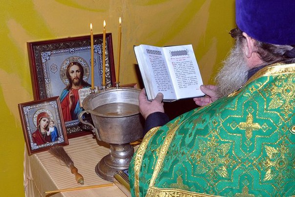 Фото: Зачем освящать квартиру святой водой и вызывать батюшку <br><br>Привет Всем! хочу поделиться своей радостью с Вами! Недавно я решила освятить свою новую квартиру, так как многие друзья советовали. Я позвонила в и батюшка уже через 3 часа приехал в мою московскую квартиру. После освящения на душе стало светло и в квартире теперь я себя ощущаю защищенной и аура поменялась на более благотворную! <br><br>Всем Советую! <br><br>Так зачем же освящать квартиру <br><br>Освящать что-либо, в том числе квартиру можно по-разному. В данном случае, я думаю, речь идет о приглашении батюшки. Освещение квартиры - это прежде всего ее энергетическое очищение - это особенно важно, если квартира не новая, там уже жили люди. Если там кто-то долго болел, или умер( особенно насильственной смертью), люди скандалили и ссорились - эти энергии остались в квартире, и они будут мешать там жить новым жильцам, если квартиру не