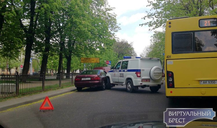 На Мицкевича ДТП с участием автомобиля малиции, движение затруднено На Мицкевича ДТП с участием автомобиля малиции, движение затруднено