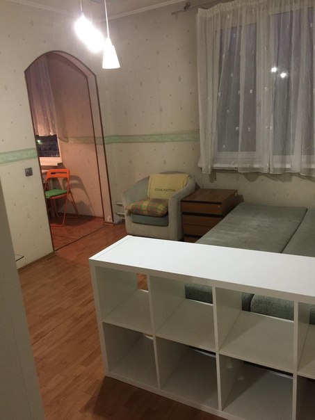 Фото: Сдаётся комната в 3х комнатной квартире. <br>ст. м. Отрадное. 17.000 руб. <br>До метро 3 мин. Просторная, солнечная комната, есть все самое необходимое для проживания. Комната совмещена с кухней, дверь в комнате имеется. Личное пространство не нарушаем, на кухне бываем редко. <br>В двух других комнатах проживают 2 тихие девушки. Работаем, график 5х2. Ищем в соседки строго одну девушку, на длительный срок аренды. Оплата 17.000 руб. + интернет 200 р. Депозит в размере месячной оплаты, идёт в счёт последнего месяца проживания. По желанию можно разбить. Коммуналки никакой нет!! <br>Хозяин турок, общаемся по WhatsApp. <br> +79154750659 Ольга, тел. +79256179577 Екатерина