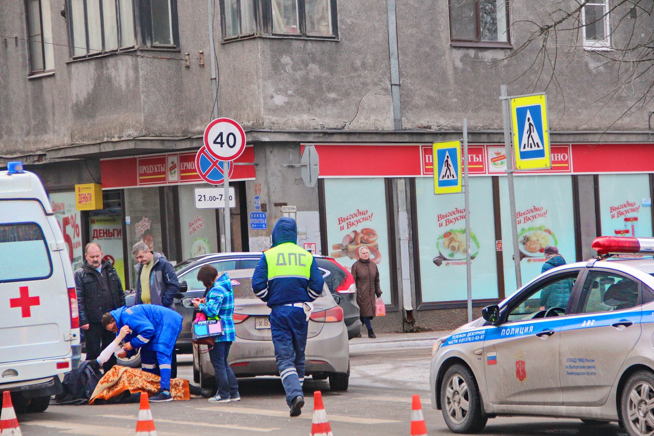 На пешеходном переходе в центре Выборга сбили человека