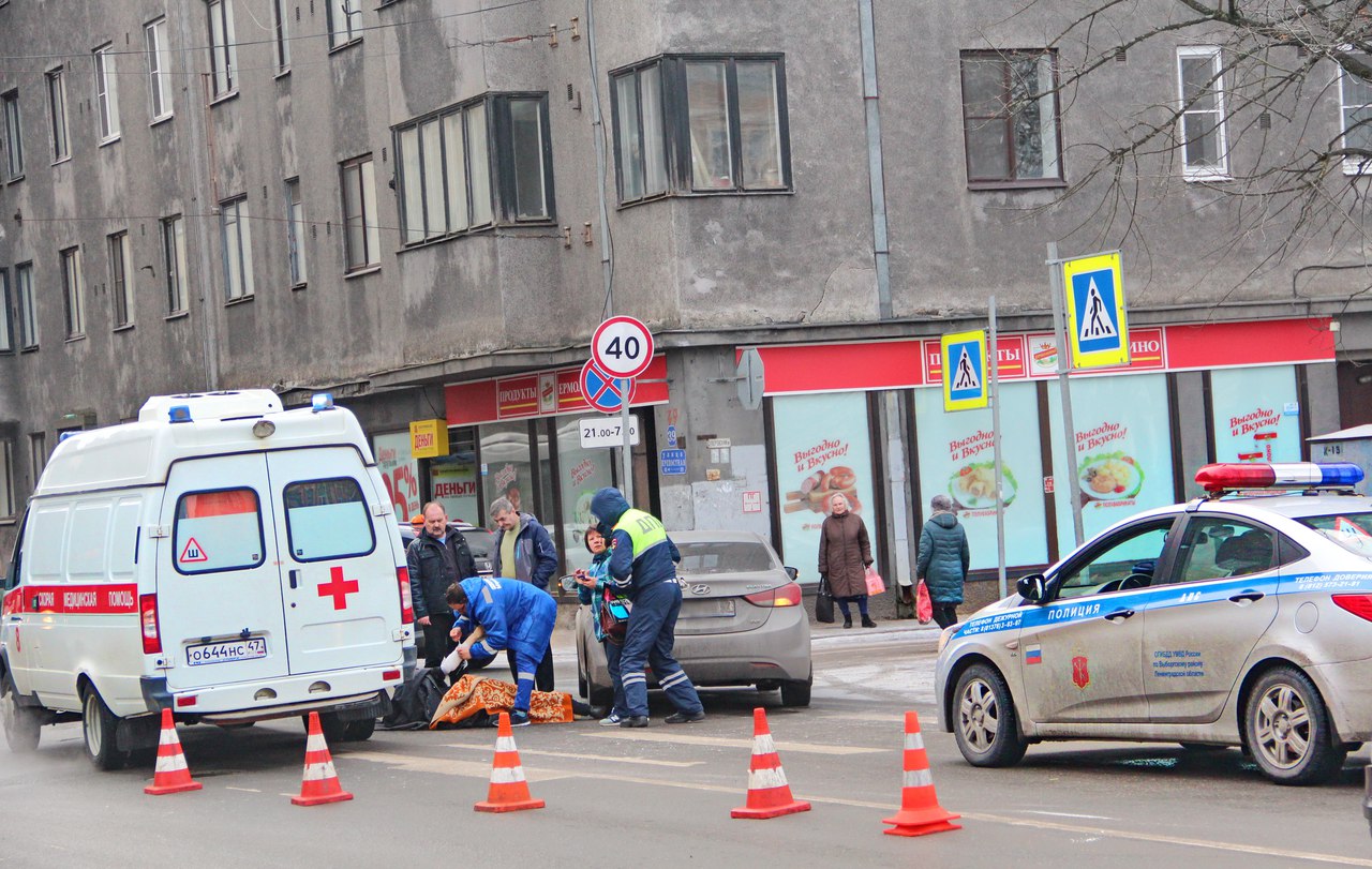 На пешеходном переходе в центре Выборга сбили человека