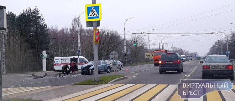 Крупное ДТП на ул. Московской у областной больницы Крупное ДТП на ул. Московской у областной больницы