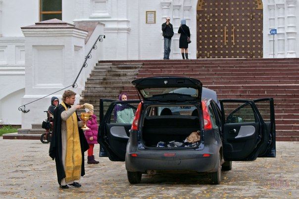 Зачем освящать автомобиль святой водой и вызывать батюшку <br><br>Привет Всем! хочу поделиться своей радостью с Вами! Недавно я решила освятить свою машину, так как многие друзья советовали. Я вызвала батюшку и он совершил освящение моей машины! После этого на душе стало светло и в машине теперь я себя ощущаю защищенной и водить стала более уверенней! <br><br>Всем Советую! зачем же освящать своя автомобиль <br><br>В христианской традиции принято освящать не только себя, свое жилище, но и те вещи, которыми мы пользуемся. Современный человек в автомобиле проводит значительную часть своего времени. Кроме того, мы знаем печальную статистику аварий на наших дорогах. Все это побуждает христиан обращаться к Богу с тем, чтобы Господь сохранил нас и наши автомобили. <br><br>Освящая машину, человек не просто создает некое новое качество этой машины, но своим актом он констатирует то, что посвящает себя, эту машину, свои дела и мысли Богу. Поэтому те люди, которые думают, что освящения машины достаточно для того, чтобы она никогда не попала в аварию, должны помнить, что, освящая машину, человек освящается сам и должен соответствовать этому освящению.<br><br>Церковное слово «освящение» в данном случае имеет иной смысл, чем освящение воды или иконы. Применительно к этому чинопоследованию более уместно слово «благословение»: при совершении которого, мы молитвенно призываем Божие благословение на транспортное средство, на мирный и благополучный путь пользующихся им и совершение добрых дел. Поэтому такое освящение — не какое-то автоматическое действие: его действенность непосредственно зависит от того, насколько испрашивающие церковного благословения люди, своей жизнью сами соответствуют святости подаваемой Церковью благодати Божией. <br><br>И при освящении машины и при любом другом священнодействии все будет зависеть от самих людей, от их веры, от искренности их молитвы к Богу.<br><br>Если вы еще не освятили, свой автомобиль, то обязательно это сделайте!!!!<br><br>Батюшка приедет прям к вашему дому в любую точку Москвы и ближайшего Подмосковья и совершит освящение машины, а заодно может и квартиру вашу освятить! <br><br>Спасибо Вам отец Валерий ! Всем Советую! - фото Фото: Зачем освящать автомобиль святой водой и вызывать батюшку <br><br>Привет Всем! хочу поделиться своей радостью с Вами! Недавно я решила освятить свою машину, так как многие друзья советовали. Я вызвала батюшку и он совершил освящение моей машины! После этого на душе стало светло и в машине теперь я себя ощущаю защищенной и водить стала более уверенней! <br><br>Всем Советую! зачем же освящать своя автомобиль <br><br>В христианской традиции принято освящать не только себя, свое жилище, но и те вещи, которыми мы пользуемся. Современный человек в автомобиле проводит значительную часть своего времени. Кроме того, мы знаем печальную статистику аварий на наших дорогах. Все это побуждает христиан обращаться к Богу с тем, чтобы Господь сохранил нас и наши автомобили. <br><br>Освящая машину, человек не просто создает некое новое качество этой машины, но своим актом он констатирует то, что посвящает себя, эту машину, свои дела и мысли Богу. Поэтому те люди, которые думают, что освящения машины достаточно для того, чтобы она никогда не попала в аварию, должны помнить, что, освящая машину, человек освящается сам и должен соответствовать этому освящению.<br><br>Церковное слово «освящение» в данном случае имеет иной смысл, чем освящение воды или иконы. Применительно к этому чинопоследованию более уместно слово «благословение»: при совершении которого, мы молитвенно призываем Божие благословение на транспортное средство, на мирный и благополучный путь пользующихся им и совершение добрых дел. Поэтому такое освящение — не какое-то автоматическое действие: его действенность непосредственно зависит от того, насколько испрашивающие церковного благословения люди, своей жизнью сами соответствуют святости подаваемой Церковью благодати Божией. <br><br>И при освящении машины и при любом другом священнодействии все будет зависеть от самих людей, от их веры, от искренности их молитвы к Богу.<br><br>Если вы еще не освятили, свой автомобиль, то обязательно это сделайте!!!!<br><br>Батюшка приедет прям к вашему дому в любую точку Москвы и ближайшего Подмосковья и совершит освящение машины, а заодно может и квартиру вашу освятить! <br><br>Спасибо Вам отец Валерий ! Всем Советую!