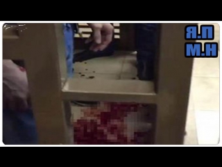 В СЕТЬ ПОПАЛО ВИДЕО ИЗ МОСГОРСУДА, ГДЕ СРАЗУ ШЕСТЬ ЧЕЛОВЕК ВСКРЫЛИ СЕБЕ ВЕНЫ