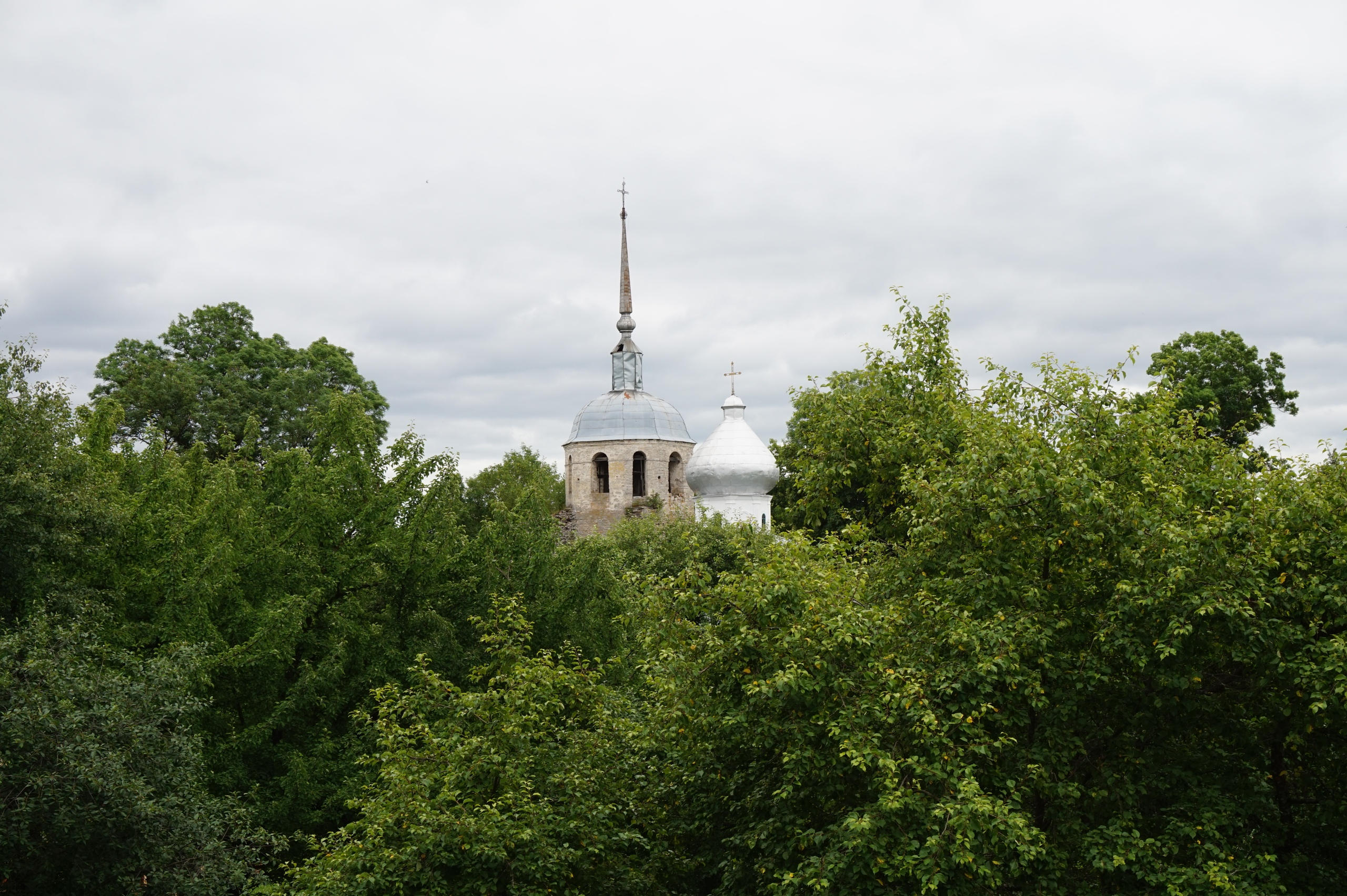 церковь богоявления с запсковья. порхов новгород. крепость в посёлке порхов. каменная крепость порхов. порхов новгород.