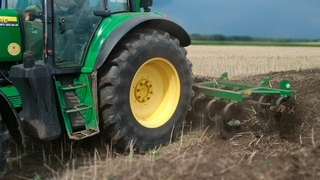 Дисковая борона рессорная ДАР-4,0 с трактором John Deere 6920s