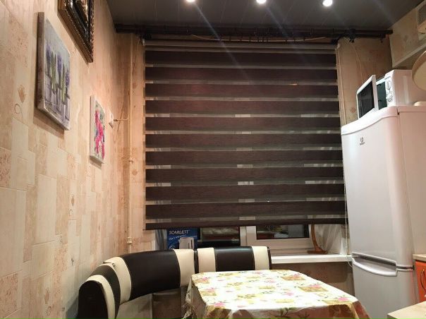 Фото: Сдам комнату в 2-комнатной квартире для одной девушки. В комнате большой шкаф, кровать, телевизор. В соседней комнате проживают две девушки (22,24 года). Сдаётся НА ТРИ МЕСЯЦА. 15000 + 300 КУ. Без залога.  Метро Царицыно 8-10мин пешком, Метро Кантемировская 12 мин. Рядом ашан, перекрёсток, аптека. <br>Писать в лс!