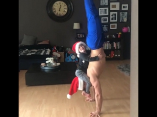 Акробат Уэйн Скивингтон из цирка Cirque du Soleil - самый популярный отец-одиночка в Instagram.