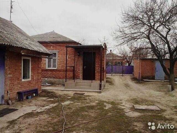 Фото: Продам дом у моря.<br>Кирпичный дом площадью 70 кв.м. на участке земли 13.7 соток. Подведены все коммуникации: газ (новый навесной котел и система отопления), вода, свет, кондиционеры и в доме и на улице.<br>В доме 4 комнаты, санузел, совмещенный с ванной, 2 коридора. Рядом с домом отдельное помещение 32 кв.м., в котором находятся: кухня, жилая комната, туалет и душ. На территории так же есть: гараж 24.7 кв.м., два капитальных строения (при желании можно переделать в гостевые домики), хоз.постройки (один деревянный и один саманный сарай). На половине огорода растет молодой сад: яблоня, груша, вишня, терн, сливы, черешни, абрикос, шелковица, малина, ежевика, крышовник, смородина, виноград.<br>Хлама нет, прописанных детей нет, в случаи покупки, вывезем оставшиеся вещи в течение недели. На данный момент дом используется только летом. Хорошие соседи.<br>Дом находится в селе Глафировка Краснодарского края на берегу Азовского моря, в населенном пункте находятся школа, почта, детский сад, больница, кафе, базы отдыха. <br>Цена 2 500 000