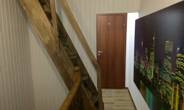 Фото: Ищете недорогое уютное жилье в ближайшем подмосковье <br> <br>Сдается уютная студия в частном коттедже. 2 этаж. Без комиссии. От собственника. 15 минут транспортом от м. Саларьево по Киевскому шоссе. <br> <br>Город Апрелевка. Автобусы до метро ходят каждые 10 минут. До остановки 5 минут пешком. Площадь студии - 22 м2. Свой отдельный санузел с душевой кабиной. <br> <br>Вся необходимая мебель и техника: стиральная машина, холодильник, 2 спальный диван, шкаф, вешалка итп. <br> <br>Цена 14900 рублей в месяц. Бесплатный вайфай и парковка около дома. <br> <br>Рядом вся инфраструктура: магазины, школа и детский сад, рынки итп. <br> <br>Страховой депозит можем разбить на 2 части. <br> <br>Летняя акция - 3 месяца оплаты коммунальных услуг в подарок. Вы экономите 4500 рублей. <br> <br>Показы оперативно в день звонка. Звоните: 8 977 138 52 14 (Тимур)