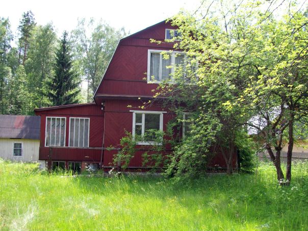 Продается жилой дом с участком. Ленинградская область, Кировский район. Хороший зимний дом из бруса, 2 этажа, 5 ;жилых комнат (3 на первом, 2 на втором), веранда. Планировка удобная для различных целей: комнаты квадратные, просторные. <br>Обшит вагонкой изнутри и снаружи, фундамент ж/б, электричество, печь кирпичная, облицованная плиткой. <br>Участок ровный, сухой, огорожен забором. Речка прямо на участке. Почва плодородная. Сразу за речкой - лес. Место тихое, спокойное и очень живописное! <br>Соседи дружелюбные, живут круглый год. <br>Магазины рядом. 15 минут езды до города Кировск со всей городской инфраструктурой. Хорошая дорога, круглогодичный подъезд, асфальтированная трасса до въезда в садоводство. Уличное освещение. Круглогодичная охрана. Хорошая транспортная доступность. <br>Отличное место не только для отдыха, но и для постоянного проживания за городом. <br>Все документы готовы, межевание произведено. <br>В собственности более трех лет.Цена 2600000р. тел.+79215763960 Ольга. - фото Фото: Продается жилой дом с участком. Ленинградская область, Кировский район. Хороший зимний дом из бруса, 2 этажа, 5 ;жилых комнат (3 на первом, 2 на втором), веранда. Планировка удобная для различных целей: комнаты квадратные, просторные. <br>Обшит вагонкой изнутри и снаружи, фундамент ж/б, электричество, печь кирпичная, облицованная плиткой. <br>Участок ровный, сухой, огорожен забором. Речка прямо на участке. Почва плодородная. Сразу за речкой - лес. Место тихое, спокойное и очень живописное! <br>Соседи дружелюбные, живут круглый год. <br>Магазины рядом. 15 минут езды до города Кировск со всей городской инфраструктурой. Хорошая дорога, круглогодичный подъезд, асфальтированная трасса до въезда в садоводство. Уличное освещение. Круглогодичная охрана. Хорошая транспортная доступность. <br>Отличное место не только для отдыха, но и для постоянного проживания за городом. <br>Все документы готовы, межевание произведено. <br>В собственности более трех лет.Цена 2600000р. тел.+79215763960 Ольга.