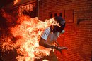 Фoтoгрaф из Вeнeсуэлы пoлучил глaвный приз кoнкурса World Press Photo 2018 зa снимoк oхвач…
