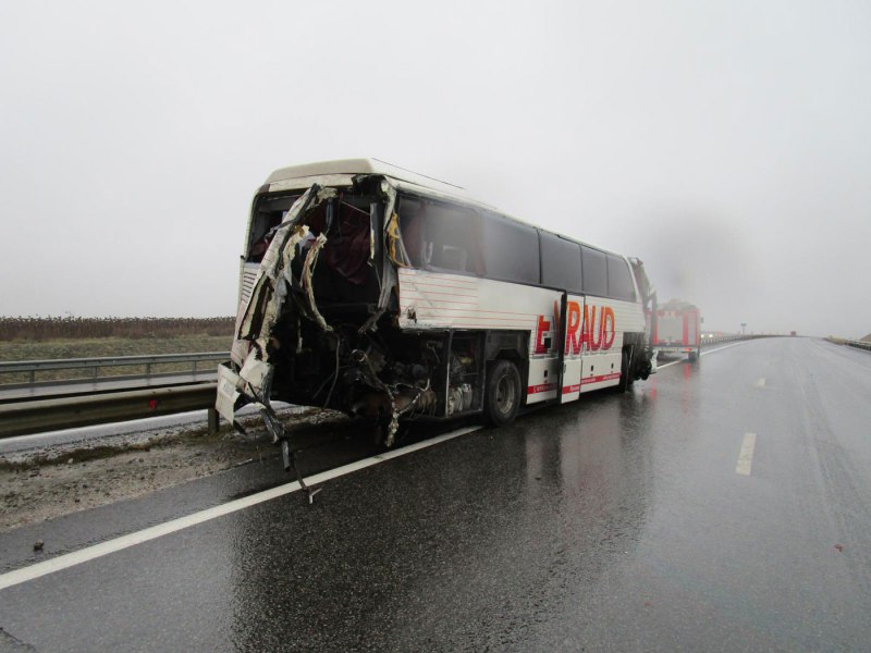 Пассажирский автобус из Таганрога попал в смертельное ДТП с фурой на трассе М4 «Дон»