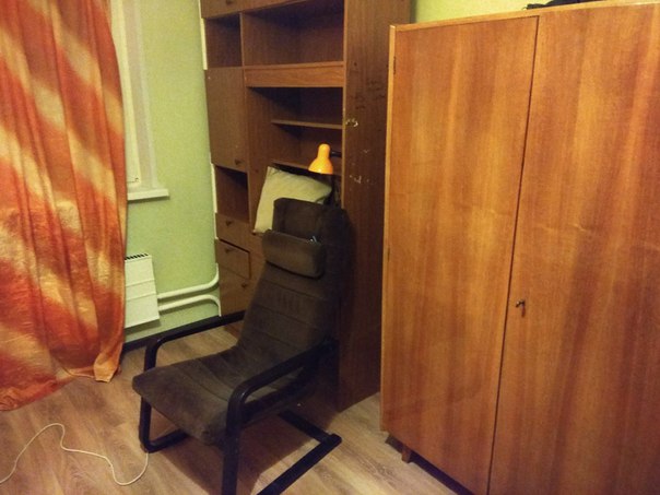 Сдаю комнату в 3-х комнатной квартире. На фото одна из комнат, во второй - семейная пара, третья комната закрыта и сдаваться не будет. <br>Метро Алма-Атинская, от метро буквально 2-3 минуты пешком. <br>В квартире современный ремонт, электро плита, стиралка, утюг, кофеварка (профессиональная) набор посуды, гриль, аэрогриль, блендер, тостер, чайник. Все для уютного проживания. <br>Сама комната 14 кв.м. кровать односпальная, стол компьютерный, шкаф, стеллаж. Кухня 12 кв.м. <br>В сожителях хотели бы видеть исключительно молодую девушку- славянку (семейные пары не рассматриваем), в/п не важны, но курить только в коридоре. <br>16.500 (+50% консьержу 200 рублей)<br>P.S. В квартире проживают 2 кошки.<br><br> Власов - фото Фото: Сдаю комнату в 3-х комнатной квартире. На фото одна из комнат, во второй - семейная пара, третья комната закрыта и сдаваться не будет. <br>Метро Алма-Атинская, от метро буквально 2-3 минуты пешком. <br>В квартире современный ремонт, электро плита, стиралка, утюг, кофеварка (профессиональная) набор посуды, гриль, аэрогриль, блендер, тостер, чайник. Все для уютного проживания. <br>Сама комната 14 кв.м. кровать односпальная, стол компьютерный, шкаф, стеллаж. Кухня 12 кв.м. <br>В сожителях хотели бы видеть исключительно молодую девушку- славянку (семейные пары не рассматриваем), в/п не важны, но курить только в коридоре. <br>16.500 (+50% консьержу 200 рублей)<br>P.S. В квартире проживают 2 кошки.<br><br> Власов