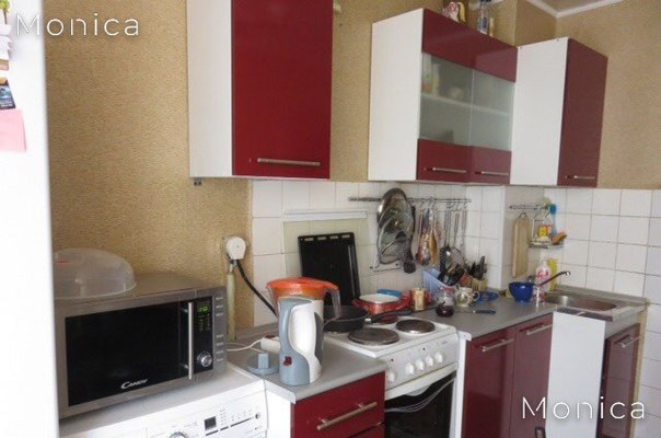 Фото: Сдается изолированная комната строго для 1-й девушки за 20 000 руб. с 30 апреля. Пешая доступность до метро Новые Черемушки (10 минут). В квартире есть вся необходимая мебель и бытовая техника. В квартире был ремонт 3 года назад. Большая лоджия, кровать, комод, шкаф, тумбочка. Большая комната 21 кв. м с большим балконом. В других двух комнатах живут 2 девушки. Проживание без хозяев.<br>Подробнее на 