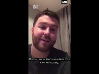 Мальчик сделал предложение с кольцом своей мамы