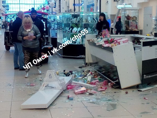В омском торговом комплексе детский паровоз разнес витрину – ФОТО В омском торговом комплексе детский паровоз разнес витрину – ФОТО