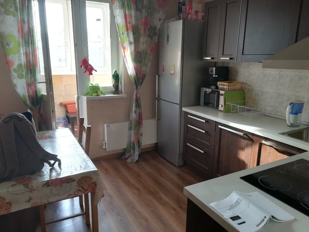Сдаётся просторная 1 - ком. квартира 40кв.м.на 19 этаже в новом монолитном доме в ЖК Бутово-Парк. В квартире выполнен ремонт, а также имеется вся необходимая мебель и бытовая техника включая посудомоечную и кофемашину. Дополнительно проведён интернет, окна выходят во двор на школу и лес. В подъезде 4 лифта и консьерж. Квартира находится не на солнечной стороне (солнце заходит во второй половине дня), так что жарить весь день не будет. Так же в квартире имеется кладовка и застекленная лоджия. Район имеет развитую инфраструктуру(магазины, детские сады, школу, фитнес клубы, салоны красоты и др.), так же в пешей доступности находятся остановки общественного транспорта и жд. станция Бутово (Курское направление) . До метро Бульвар Дмитрия Донского, Аннино- 7-10 мин на автобусе. Автобусов ходит очень много( Мосгортранс, мострансавто, маршрутки) Цена 25000р.(первый и последний месяц) +залог 15000 (разбиваем на 2 мес.) +коммуналка(вода,свет по счётчикам). <br>Рассмотрю всех платежеспособных. Пишите в личку или звоните. <br>Тел. +79250988403<br>Сдаётся от собственника. <br>Посредникам и агентам просьба не беспокоить.<br> Быков - фото Фото: Сдаётся просторная 1 - ком. квартира 40кв.м.на 19 этаже в новом монолитном доме в ЖК Бутово-Парк. В квартире выполнен ремонт, а также имеется вся необходимая мебель и бытовая техника включая посудомоечную и кофемашину. Дополнительно проведён интернет, окна выходят во двор на школу и лес. В подъезде 4 лифта и консьерж. Квартира находится не на солнечной стороне (солнце заходит во второй половине дня), так что жарить весь день не будет. Так же в квартире имеется кладовка и застекленная лоджия. Район имеет развитую инфраструктуру(магазины, детские сады, школу, фитнес клубы, салоны красоты и др.), так же в пешей доступности находятся остановки общественного транспорта и жд. станция Бутово (Курское направление) . До метро Бульвар Дмитрия Донского, Аннино- 7-10 мин на автобусе. Автобусов ходит очень много( Мосгортранс, мострансавто, маршрутки) Цена 25000р.(первый и последний месяц) +залог 15000 (разбиваем на 2 мес.) +коммуналка(вода,свет по счётчикам). <br>Рассмотрю всех платежеспособных. Пишите в личку или звоните. <br>Тел. +79250988403<br>Сдаётся от собственника. <br>Посредникам и агентам просьба не беспокоить.<br> Быков