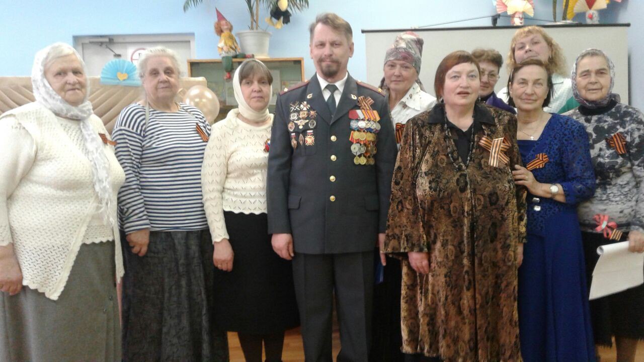 Прихожане, ветераны, члены народного хора и гости на празднике, посвящённого Дню Победы Прихожане, ветераны, члены народного хора и гости на празднике, посвящённого Дню Победы