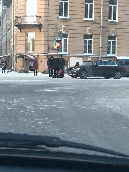 В Петербурге женщина за рулем Mercedes сбила бабушку и скрылась с места ДТП В Петербурге женщина за рулем Mercedes сбила бабушку и скрылась с места ДТП