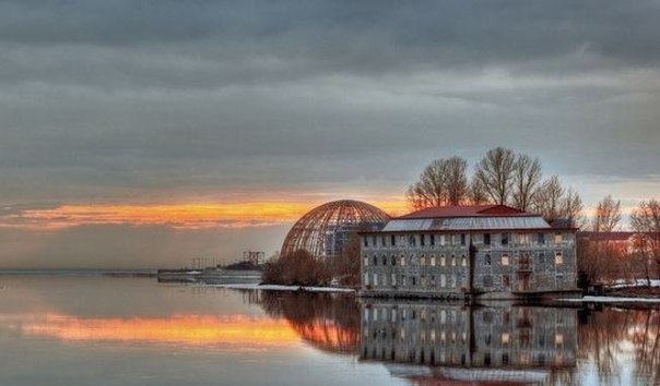 Отель-призрак на Большой Невке <br><br>Наверняка многие из вас, прогуливаясь по Елагину острову и окрестностям, не раз замечали массивное строение, фундамент которого погрузился под воду. Оказывается, этот заброшенный дебаркадер не так-то прост: он фактически считается призраком Петербурга, ведь физически он есть, но его как бы и нет вовсе. <br><br>На побережье Финского залива, в створе Приморского проспекта, высится знакомый многим купол аквапарка. Туда нам не надо. А вот неподалеку от него, на берегу Большой Невки, а если точнее, то прямо на воде, стоит серое и заброшенное строение, которое рождает массу вопросов у многих петербуржцев. При этом найти ответы на них достаточно сложно, ведь это настоящий дебаркадер-призрак. <br><br>Трехэтажный дом на воде начали строить в начале 90-х. Предполагалось, что он станет чуть ли не единственной в городе плавучей гостиницей, которая будет принимать постояльцев, приехавших в город на Неве аккурат на Игры Доброй воли. Несмотря на то, что идея была весьма оригинальной и напоминала о былых временах, когда на воде близ набережной Большой Невки был «пришвартован» фешенебельный ресторан французов Кюба «Белль-Вю», долгожданной премьеры плавучей гостиницы в 1992 году так и не состоялось. Собственно, не состоялась она даже 20 с лишним лет спустя. Сооружение на воде так и стоит, заброшенное и недостроенное. <br><br>Вероятно, у застройщиков не хватило энтузиазма или попросту закончились деньги. Или их пустили на другое строительство по случаю Игр (к этому событию тогда готовились основательно). Сказать точно затрудняются и краеведы с урбанистами, ведь даже на просторах Сети информации по этому трехэтажному дому практически нет. Таким образом, его можно по праву считать настоящим отелем-призраком, ведь фактически он есть, а информация о нем куда-то исчезла (или не было ее вовсе). Кстати, есть еще одна любопытная деталь, которая прибавляет таинственности плавучей гостинице. Дело в том, что если искать ее по координатам на картах, то никакого результата не будет: в действительности же она чудесным образом высится над водой. Кстати, отель чудом держится на плаву: он накренился так, что стал напоминать знаменитую колокольную башню в Пизе. Правда, у него не так часто делают селфи, но, как и в случае с итальянской достопримечательностью, все гадают: упадет отель-призрак или нет. <br><br>Адрес: наб. Большой Невки . - фото Фото: Отель-призрак на Большой Невке <br><br>Наверняка многие из вас, прогуливаясь по Елагину острову и окрестностям, не раз замечали массивное строение, фундамент которого погрузился под воду. Оказывается, этот заброшенный дебаркадер не так-то прост: он фактически считается призраком Петербурга, ведь физически он есть, но его как бы и нет вовсе. <br><br>На побережье Финского залива, в створе Приморского проспекта, высится знакомый многим купол аквапарка. Туда нам не надо. А вот неподалеку от него, на берегу Большой Невки, а если точнее, то прямо на воде, стоит серое и заброшенное строение, которое рождает массу вопросов у многих петербуржцев. При этом найти ответы на них достаточно сложно, ведь это настоящий дебаркадер-призрак. <br><br>Трехэтажный дом на воде начали строить в начале 90-х. Предполагалось, что он станет чуть ли не единственной в городе плавучей гостиницей, которая будет принимать постояльцев, приехавших в город на Неве аккурат на Игры Доброй воли. Несмотря на то, что идея была весьма оригинальной и напоминала о былых временах, когда на воде близ набережной Большой Невки был «пришвартован» фешенебельный ресторан французов Кюба «Белль-Вю», долгожданной премьеры плавучей гостиницы в 1992 году так и не состоялось. Собственно, не состоялась она даже 20 с лишним лет спустя. Сооружение на воде так и стоит, заброшенное и недостроенное. <br><br>Вероятно, у застройщиков не хватило энтузиазма или попросту закончились деньги. Или их пустили на другое строительство по случаю Игр (к этому событию тогда готовились основательно). Сказать точно затрудняются и краеведы с урбанистами, ведь даже на просторах Сети информации по этому трехэтажному дому практически нет. Таким образом, его можно по праву считать настоящим отелем-призраком, ведь фактически он есть, а информация о нем куда-то исчезла (или не было ее вовсе). Кстати, есть еще одна любопытная деталь, которая прибавляет таинственности плавучей гостинице. Дело в том, что если искать ее по координатам на картах, то никакого результата не будет: в действительности же она чудесным образом высится над водой. Кстати, отель чудом держится на плаву: он накренился так, что стал напоминать знаменитую колокольную башню в Пизе. Правда, у него не так часто делают селфи, но, как и в случае с итальянской достопримечательностью, все гадают: упадет отель-призрак или нет. <br><br>Адрес: наб. Большой Невки .