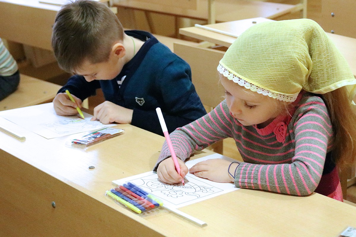 Самые маленькие прихожане храма Спаса Нерукотворного Образа в Большом Свинорье подготовили подарки ко Дню матери
