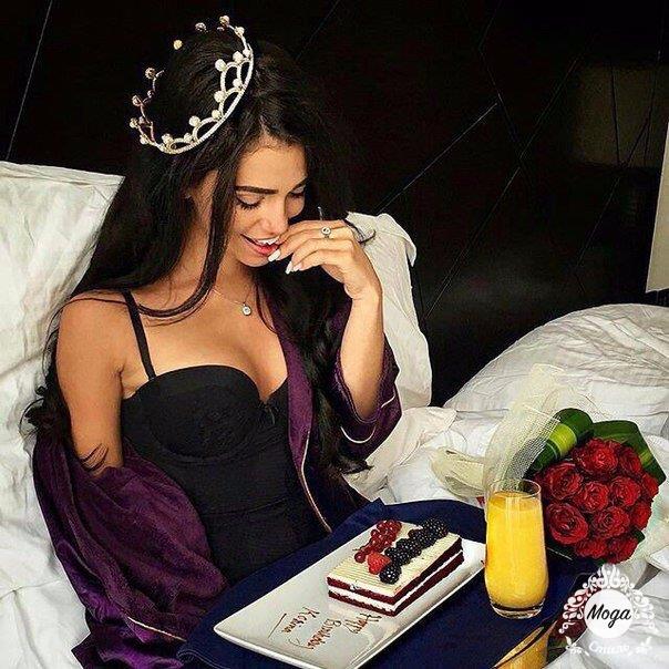Какие бы гиены Вас не окружали, оставайтесь Королевой!