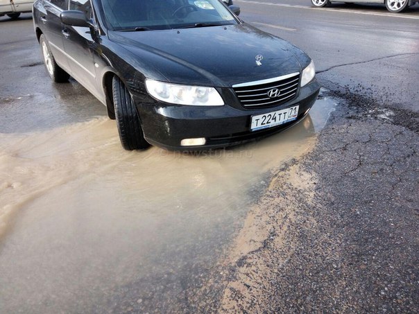 В Туле на пр. Ленина произошла коммунальная авария. Вода из труб хлынула на проезжую часть и подмыла её. В результате образовалась яма. Сперва в яму угодил троллейбус. А вслед за ним в ту же самую яму попал автомобиль бывшего директора департамента жилищно-коммунального комплекса министерства строительства и жилищно-коммунального хозяйства Натальи Аникиной.