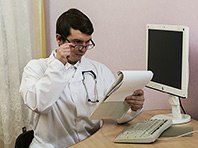 Медики не хотят работать в государственных клиниках, показал опрос