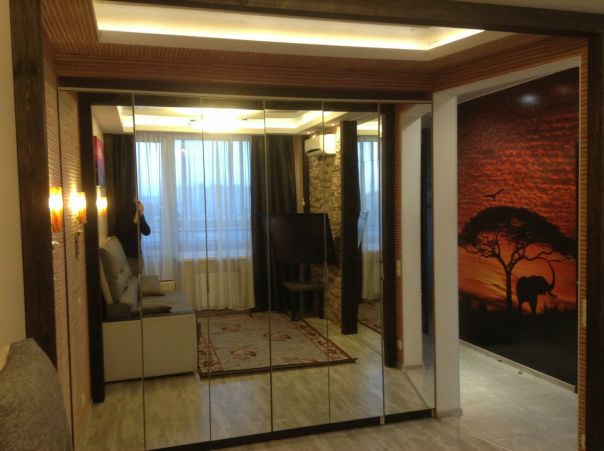 Фото: Димитрова, д. 3<br><br>Предлагаем в аренду дизайнерскую 1к.кв.  в новом доме 2013 г.п.<br>14/25эт. Общая площадь 46 кв.м., комната 17м, кухня 8м.), большая ванная (5м.), Балкон, <br>потолки 2,9м. Дизайнерский новый ремонт в стиле 