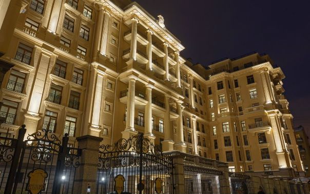 Фото: Фонтанки наб., 76к2<br><br>Предлагается в аренду шикарная трехкомнатная квартира в модном элитном доме Hovard Palace.<br>Дом расположен в историческом центре Санкт-Петербурга - на набережной реки Фонтанки. Неоклассическая архитектура здания вкупе с современными системами жизнеобеспечения дома делают Hovard Palace своего рода 