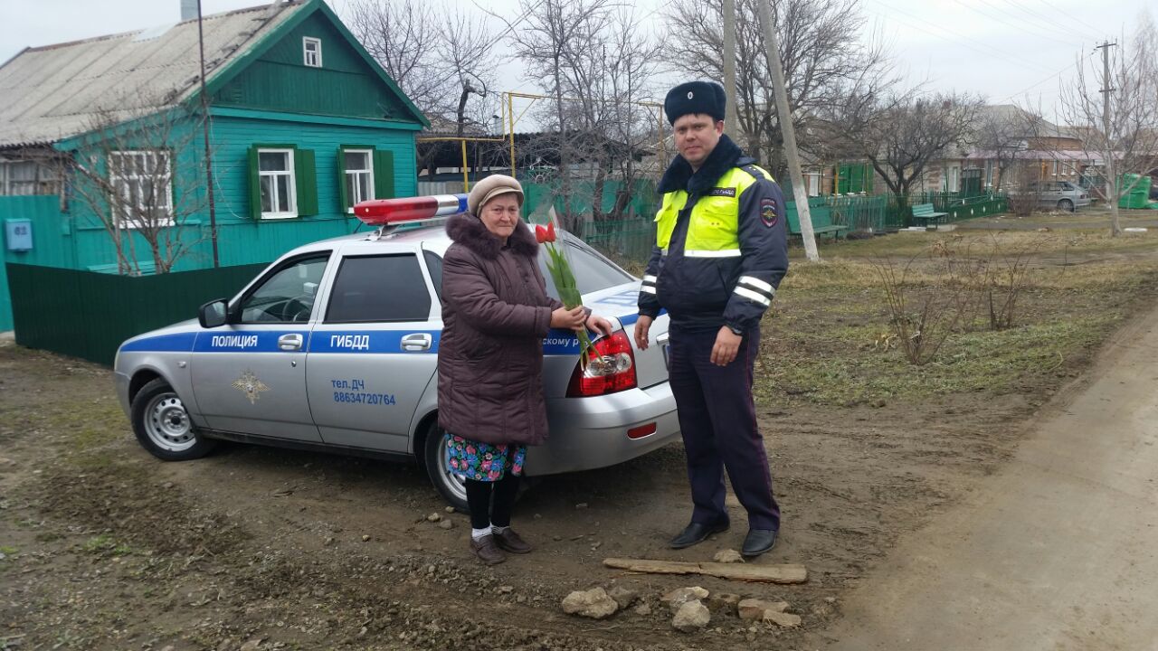 Неклиновские сотрудники ГИБДД в честь праздника вручили автоледи цветы