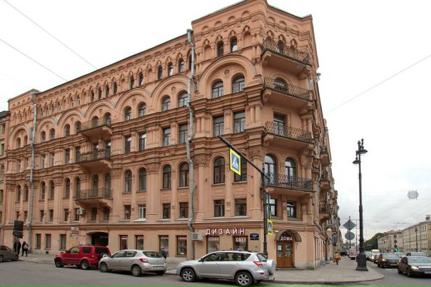 Московский пр., 61<br><br>Дом находится на Московском проспекте, окна выходят на угловой переулок.<br>Сдается 2 комнатная квартира с очень хорошим евро ремонтом.<br>В стенах встроенные шкафы гардеробы.<br>На полу паркет и плитка, хорошие стеклопакеты, современная дизайнерская сантехника (груглый год горячая вода - дополнительный электро бойлер), кухня полностью оборудована.<br>Комнаты не мебелированные.<br><br>Стоимость: 45 т.р. + КУ (3 т.р.) - фото Фото: Московский пр., 61<br><br>Дом находится на Московском проспекте, окна выходят на угловой переулок.<br>Сдается 2 комнатная квартира с очень хорошим евро ремонтом.<br>В стенах встроенные шкафы гардеробы.<br>На полу паркет и плитка, хорошие стеклопакеты, современная дизайнерская сантехника (груглый год горячая вода - дополнительный электро бойлер), кухня полностью оборудована.<br>Комнаты не мебелированные.<br><br>Стоимость: 45 т.р. + КУ (3 т.р.)