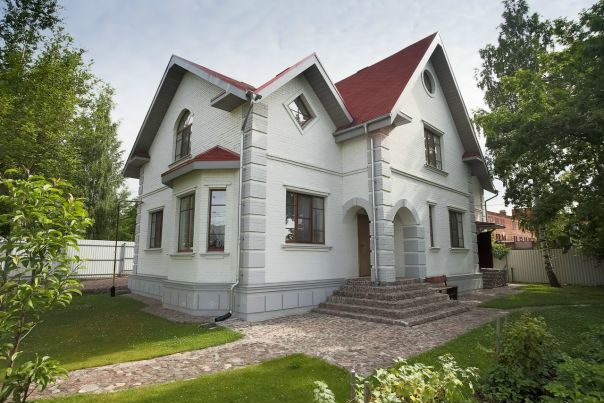 Петергоф, Собственный пр., 44<br><br>Вашему вниманию предлагается особняк в самом центре Петергофа, в окружении дворцовых ансамблей и парков. По роскоши и размаху Петергоф не уступает французкому Версалю, а по зрелищности фонтанов даже превосходит его. <br><br>Дом 282 кв.м, полностью готовый к проживанию. Ремонт выполнен из высококачественных материалов. На 1 этаже располагается кухня-гостиная площадью 60 кв.м со встроенной кухней и шикарным камином. Так же на первом этаже спальня, баня и санузел. 2 этаж представляет собой гостиную зону площадью 50 кв.м с 6-метровыми потолками, из нее выходят 3 спальни площадью 19+25+26 кв.м. Просторная 10 метровая ванная комната. Встроенный гараж 30 кв.м на 2 автомобиля+2 места под крышей при въезде в гараж. Участок 12 соток, поднятый, сухой. ландшафтный дизайн, беседка. <br>Идеальная транспортная доступность. До ж/д станции 15 минут пешком. До КАД 11 км. На машине до города 20 минут. Школы, сады, поликлиники, магазины. Только представьте, как приятно вечером прогуляться всей семьей по Верхнему или Английскому парку, полюбоваться фонтанами, насладиться имперским блеском дворцов. И вам не нужно ехать на машине целый час. 15 минут пешком, и вы там. <br><br>Дверь к счастью - это дверь в ваш собственный дом! Звоните, чтобы записаться на просмотр!<br>23 000 000 руб. - фото Фото: Петергоф, Собственный пр., 44<br><br>Вашему вниманию предлагается особняк в самом центре Петергофа, в окружении дворцовых ансамблей и парков. По роскоши и размаху Петергоф не уступает французкому Версалю, а по зрелищности фонтанов даже превосходит его. <br><br>Дом 282 кв.м, полностью готовый к проживанию. Ремонт выполнен из высококачественных материалов. На 1 этаже располагается кухня-гостиная площадью 60 кв.м со встроенной кухней и шикарным камином. Так же на первом этаже спальня, баня и санузел. 2 этаж представляет собой гостиную зону площадью 50 кв.м с 6-метровыми потолками, из нее выходят 3 спальни площадью 19+25+26 кв.м. Просторная 10 метровая ванная комната. Встроенный гараж 30 кв.м на 2 автомобиля+2 места под крышей при въезде в гараж. Участок 12 соток, поднятый, сухой. ландшафтный дизайн, беседка. <br>Идеальная транспортная доступность. До ж/д станции 15 минут пешком. До КАД 11 км. На машине до города 20 минут. Школы, сады, поликлиники, магазины. Только представьте, как приятно вечером прогуляться всей семьей по Верхнему или Английскому парку, полюбоваться фонтанами, насладиться имперским блеском дворцов. И вам не нужно ехать на машине целый час. 15 минут пешком, и вы там. <br><br>Дверь к счастью - это дверь в ваш собственный дом! Звоните, чтобы записаться на просмотр!<br>23 000 000 руб.